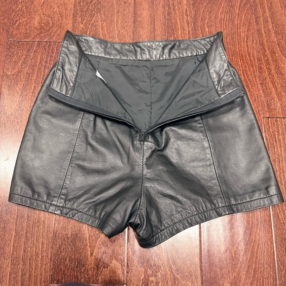 Vintage Women’s Black genuine leather shorts Chia Size 6 Classic 🔥Sexy Excellent - Picture 4 of 15